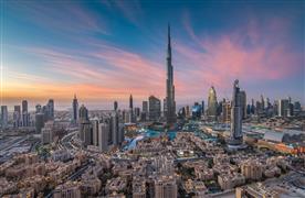 شهر دبی از بالا هنگام غروب که ساختمان‌های شهر و بلندتر از همه برج خلیفه در آن دیده می‌شود.